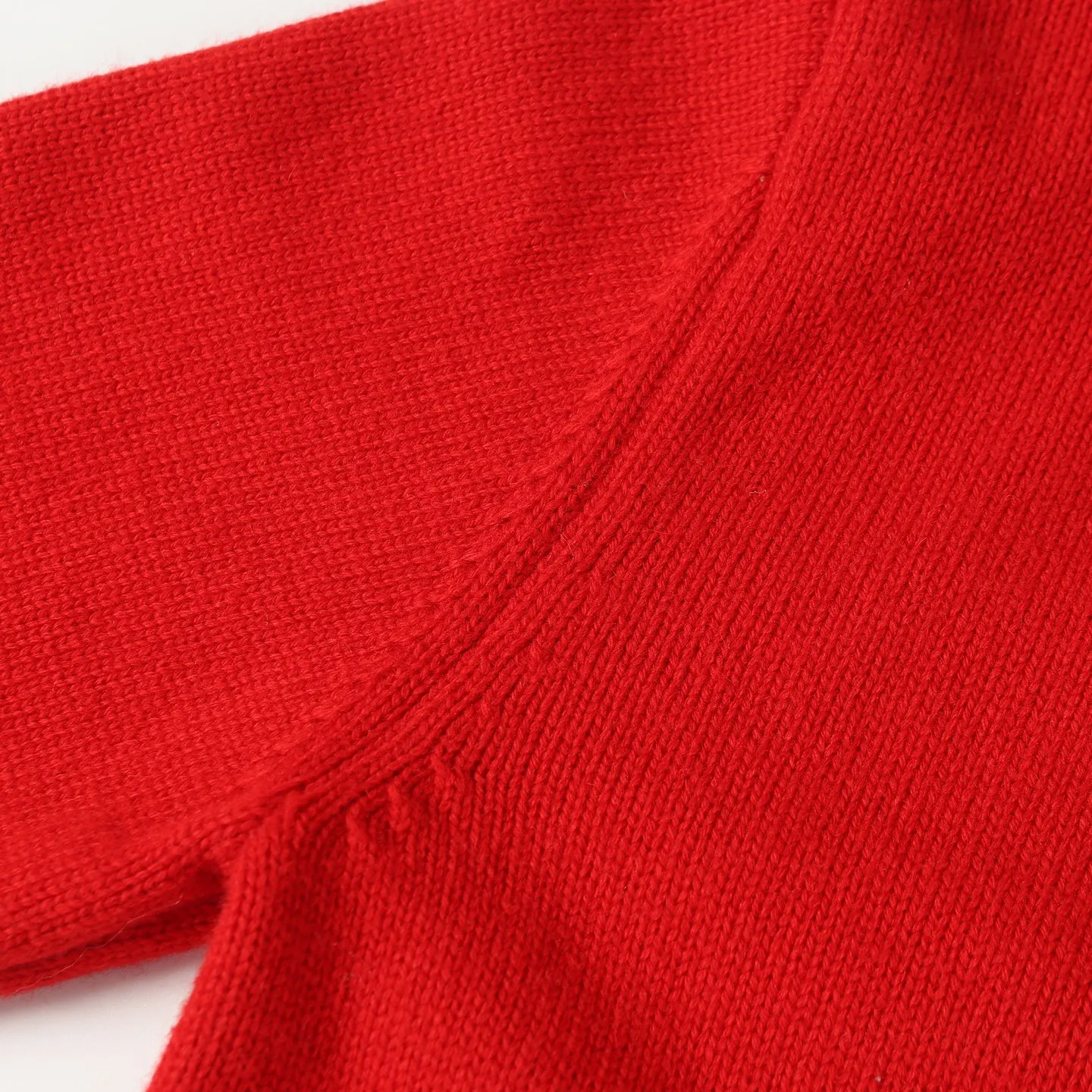 P470 [Wool] Original high-end quality Ralph lauren pol* 2026 early spring latest series! New Year's limited edition bear embroidered sweater, wool blend, soft and comfortable, super warm in autumn and winter! The little bear is wearing a red buttoned jacket and holding a red envelope. It is full of details and full of festive atmosphere. The classic round neck design is casual and versatile, and can be easily worn by both men and women. It is suitable for holiday gifts or daily wear. Exquisite craftsmanship + interesting design make it easy to create a festive look ✨. 3️⃣Personal color! S-M-L3️⃣ code!